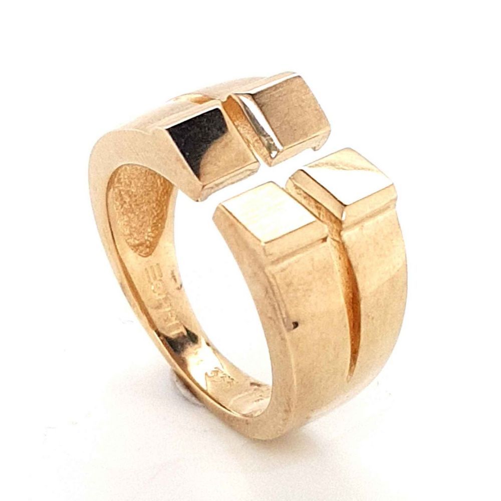 Esprit Ring aus 333 Gold mit einen Zirkonia besetzt.