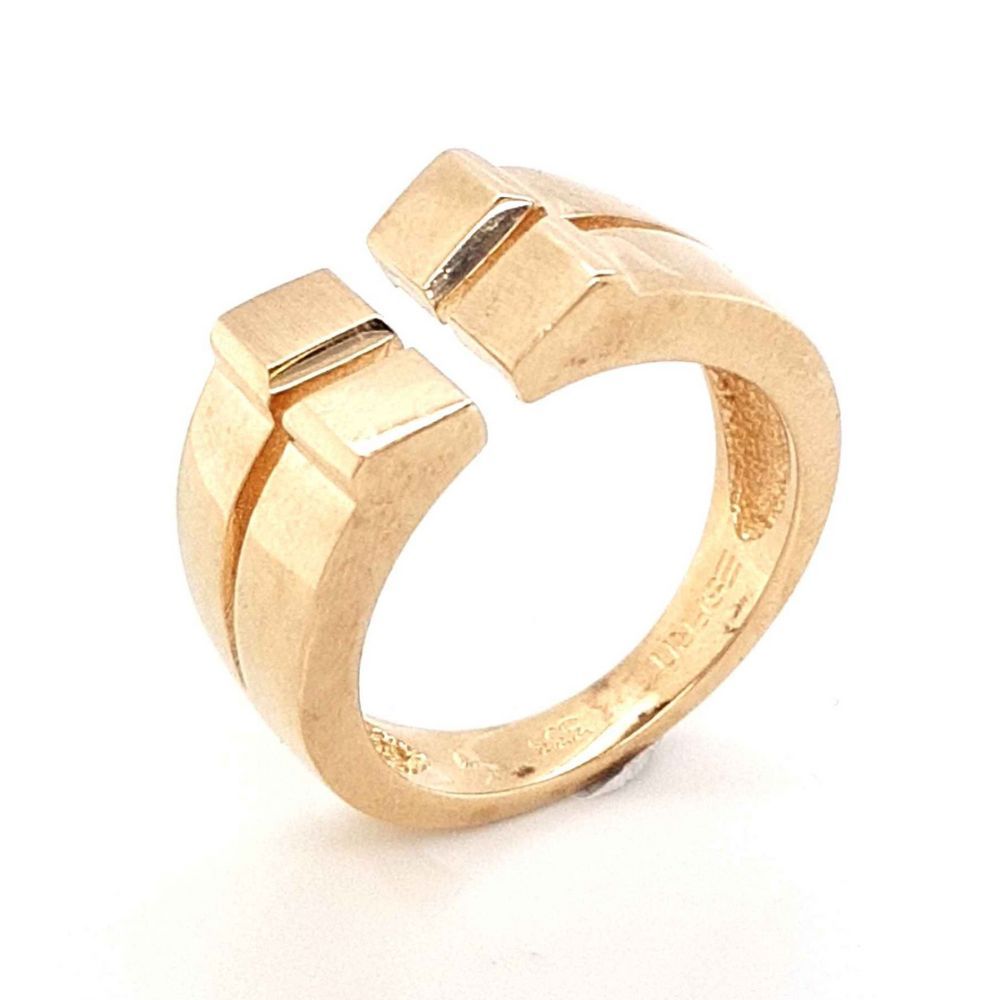 Esprit Ring aus 333 Gold mit einen Zirkonia besetzt.